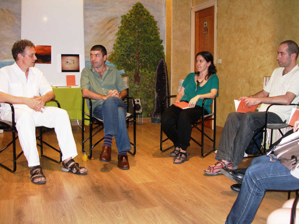 2013-06-29 en centro Jardín de Luz – Madrid. Conversación abierta con los escritores Rachid Lamarti Eva Chinchilla y el profesor Julio Alonso. Tema Poesía y realidades cotidianas